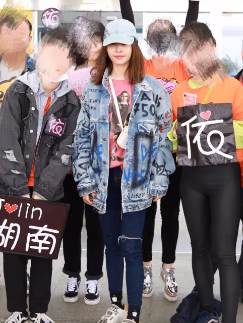 「蔡依林」的私服穿搭真時髦,塗鴉牛仔外套配破洞牛仔褲,好洋氣