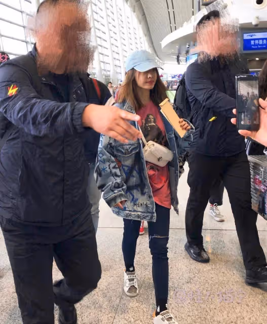 「蔡依林」的私服穿搭真時髦,塗鴉牛仔外套配破洞牛仔褲,好洋氣