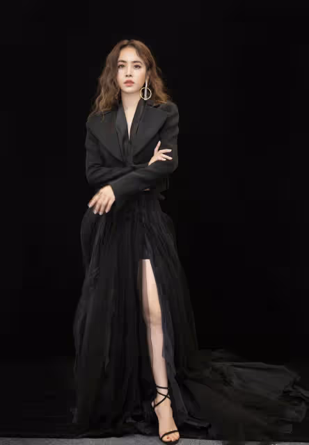 「蔡依林」的私服穿搭真時髦,塗鴉牛仔外套配破洞牛仔褲,好洋氣