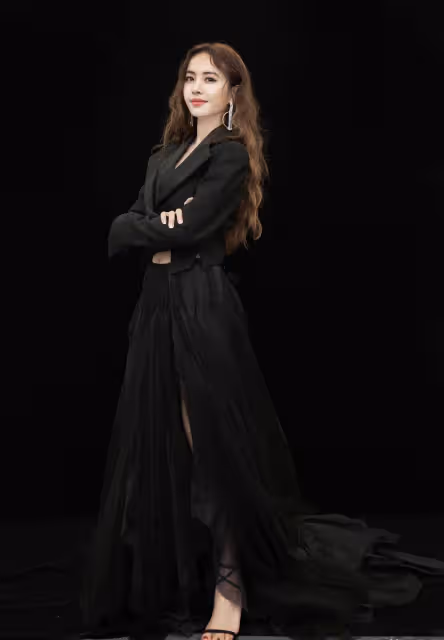 「蔡依林」的私服穿搭真時髦,塗鴉牛仔外套配破洞牛仔褲,好洋氣