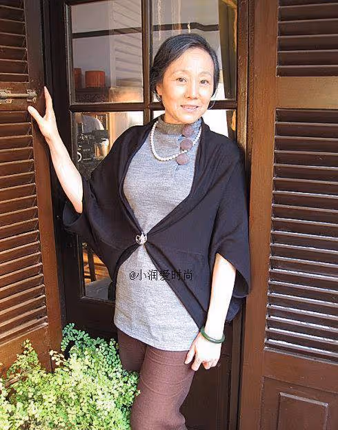「樊勝美媽媽」扮演者64歲康群智,私服穿搭好高貴,值得媽媽們學