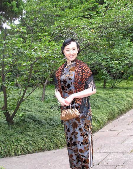 「樊勝美媽媽」扮演者64歲康群智,私服穿搭好高貴,值得媽媽們學