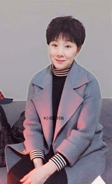 「樊勝美媽媽」扮演者64歲康群智,私服穿搭好高貴,值得媽媽們學