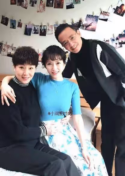 「樊勝美媽媽」扮演者64歲康群智,私服穿搭好高貴,值得媽媽們學