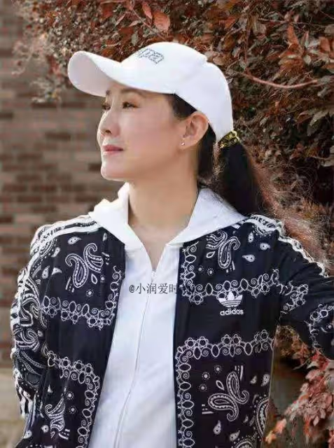 「樊勝美媽媽」扮演者64歲康群智,私服穿搭好高貴,值得媽媽們學