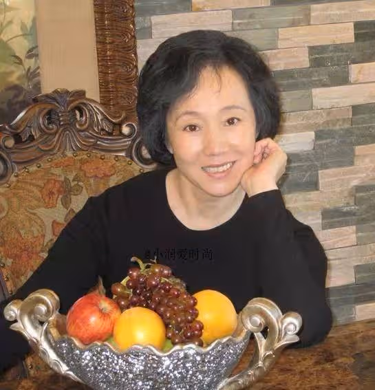 「樊勝美媽媽」扮演者64歲康群智,私服穿搭好高貴,值得媽媽們學