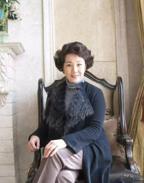 「樊勝美媽媽」扮演者64歲康群智,私服穿搭好高貴,值得媽媽們學