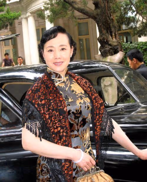 「樊勝美媽媽」扮演者64歲康群智,私服穿搭好高貴,值得媽媽們學