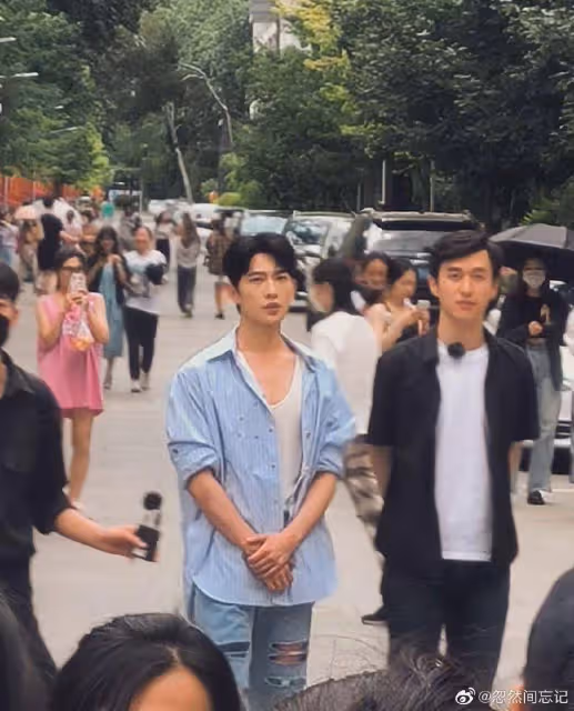 楊洋現身北京外國語大學，藍色條紋襯衫好吸睛，大學生圍觀