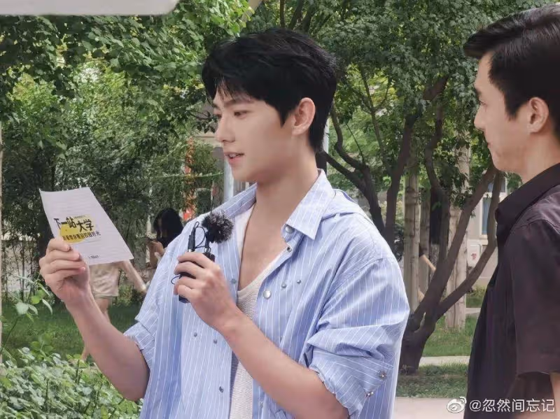 楊洋現身北京外國語大學，藍色條紋襯衫好吸睛，大學生圍觀