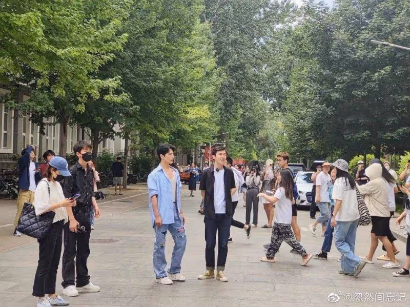 楊洋現身北京外國語大學，藍色條紋襯衫好吸睛，大學生圍觀