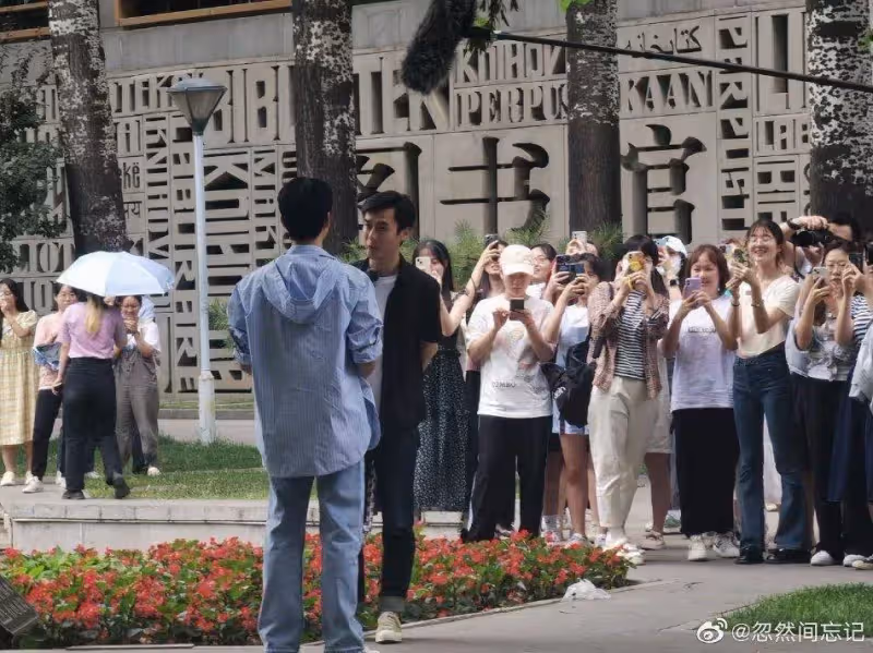楊洋現身北京外國語大學，藍色條紋襯衫好吸睛，大學生圍觀
