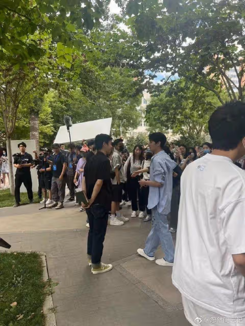 楊洋現身北京外國語大學，藍色條紋襯衫好吸睛，大學生圍觀