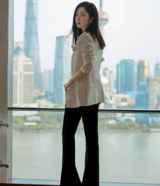 譚松韻新片來襲,黑白西裝化身職場女性,又美又颯氣場強大