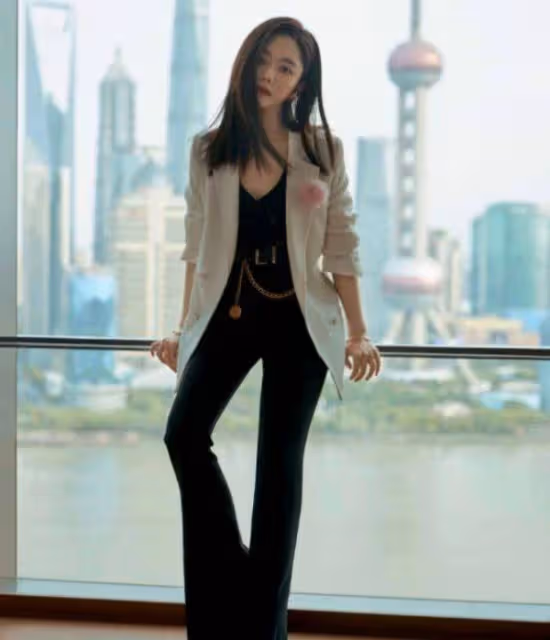 譚松韻新片來襲,黑白西裝化身職場女性,又美又颯氣場強大