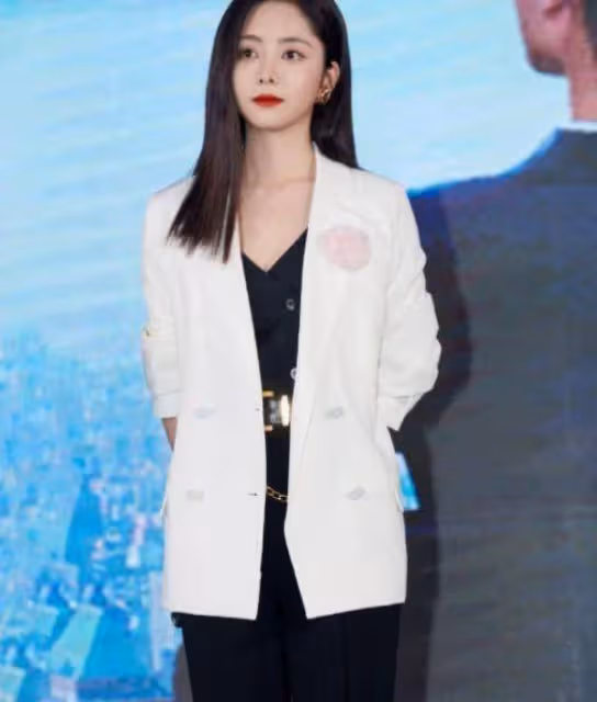 譚松韻新片來襲,黑白西裝化身職場女性,又美又颯氣場強大