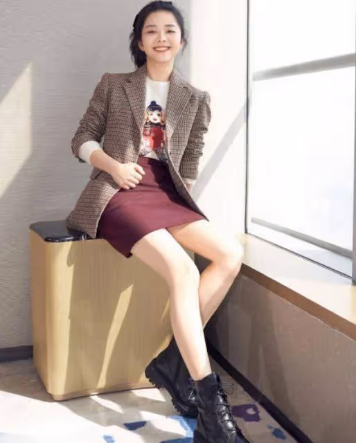 譚松韻新片來襲,黑白西裝化身職場女性,又美又颯氣場強大