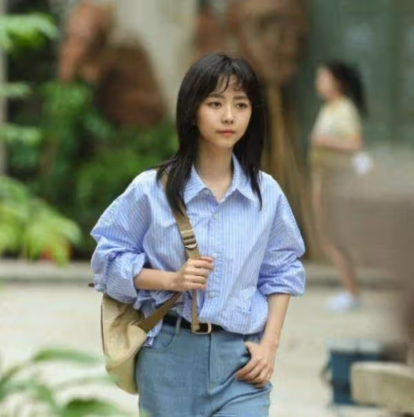 譚松韻新片來襲,黑白西裝化身職場女性,又美又颯氣場強大