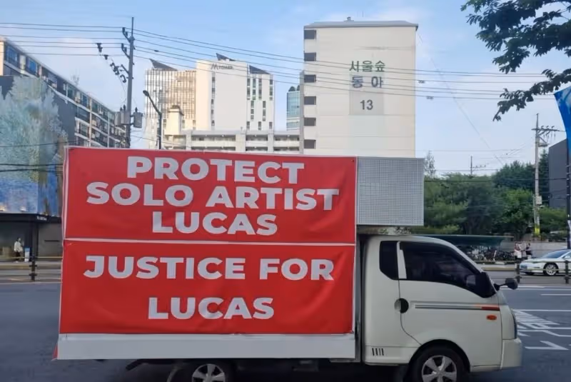 黃旭熙粉絲搞卡車示威鬧笑話,愛豆自己都承認了,粉絲卻還在洗白