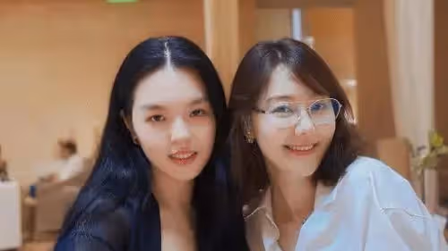 哈文母女回國與老友相聚！法圖麥長發飄飄身材火辣，疑打算出道