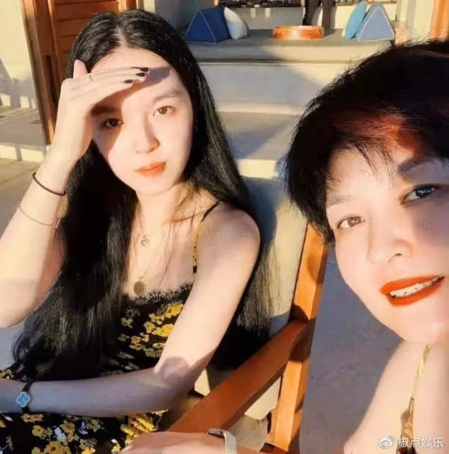 哈文母女回國與老友相聚!法圖麥長發飄飄身材火辣,疑打算出道