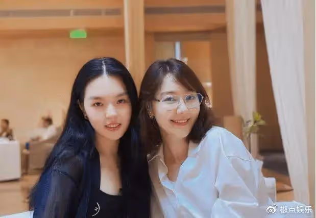 哈文母女回國與老友相聚!法圖麥長發飄飄身材火辣,疑打算出道