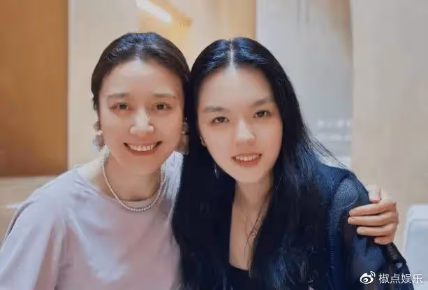 哈文母女回國與老友相聚!法圖麥長發飄飄身材火辣,疑打算出道