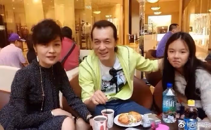 哈文母女回國與老友相聚!法圖麥長發飄飄身材火辣,疑打算出道