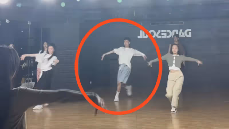 伊能靜兒子罕曬跳舞視頻，21歲哈利動作絲滑，四肢比女生還柔軟