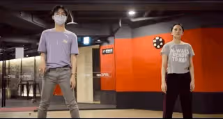 伊能靜兒子罕曬跳舞視頻,21歲哈利動作絲滑,四肢比女生還柔軟