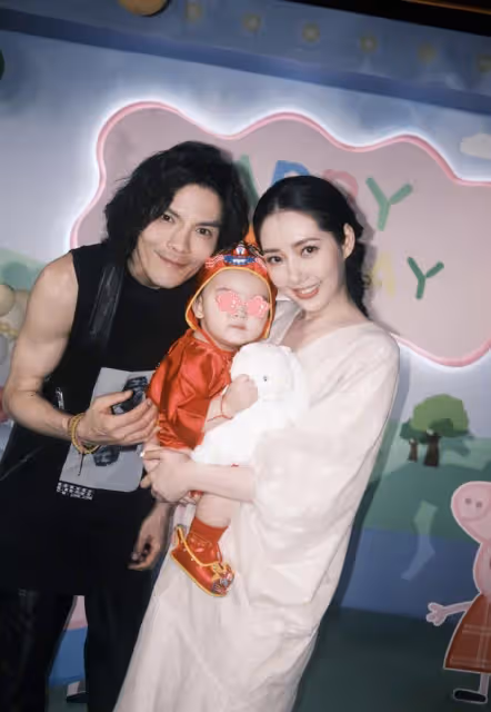 向佐曬全家福為1歲兒子慶生,喊郭碧婷「大寶貝」,兒女五官秀氣