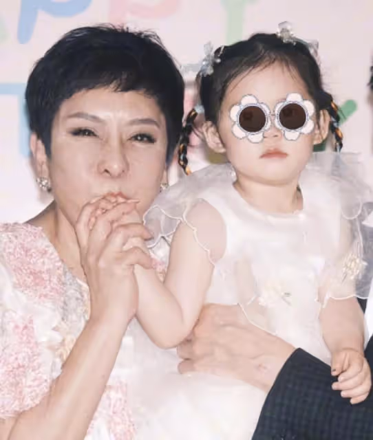 向佐曬全家福為1歲兒子慶生,喊郭碧婷「大寶貝」,兒女五官秀氣