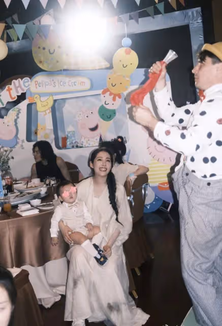向佐曬全家福為1歲兒子慶生,喊郭碧婷「大寶貝」,兒女五官秀氣