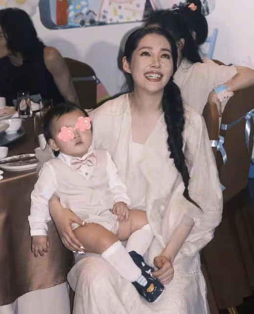 向佐曬全家福為1歲兒子慶生,喊郭碧婷「大寶貝」,兒女五官秀氣