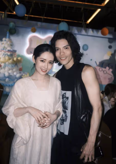 向佐曬全家福為1歲兒子慶生,喊郭碧婷「大寶貝」,兒女五官秀氣
