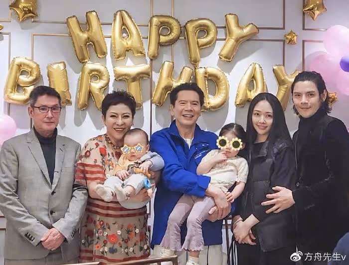 向佐曬全家福為1歲兒子慶生,喊郭碧婷「大寶貝」,兒女五官秀氣
