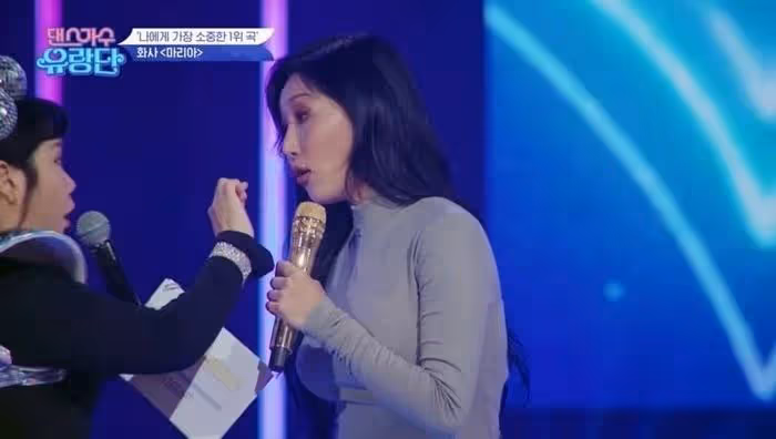 舞台上麥克風撞到鼻子,女藝人受傷流血,自己卻絲毫不知專注表演