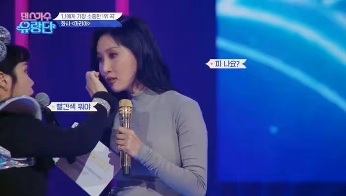 舞台上麥克風撞到鼻子,女藝人受傷流血,自己卻絲毫不知專注表演