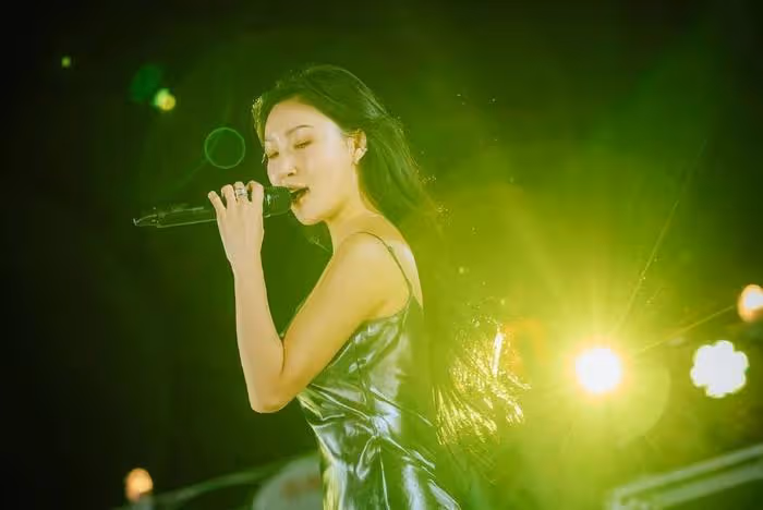 舞台上麥克風撞到鼻子,女藝人受傷流血,自己卻絲毫不知專注表演