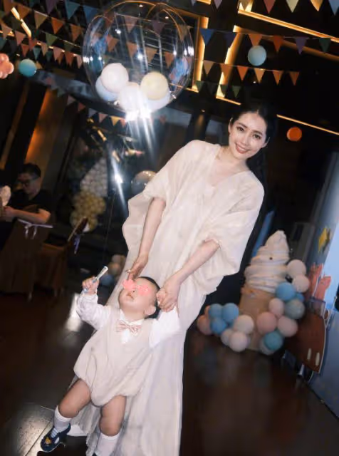 向太曬全家福為兒子慶周歲,大方擁抱郭碧婷,感恩父母與老婆