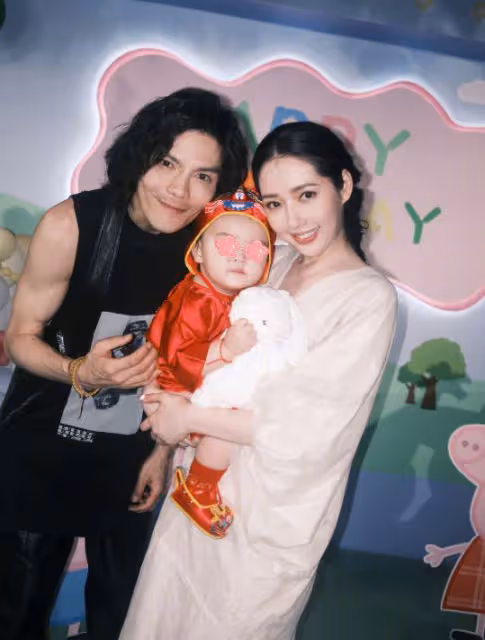 向太曬全家福為兒子慶周歲,大方擁抱郭碧婷,感恩父母與老婆