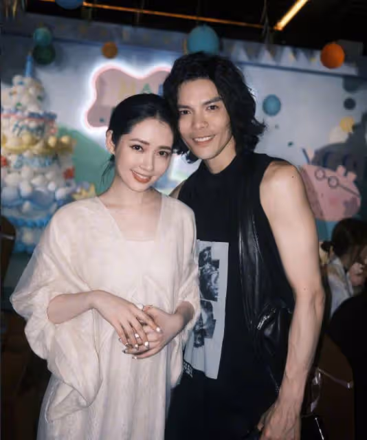 向太曬全家福為兒子慶周歲,大方擁抱郭碧婷,感恩父母與老婆