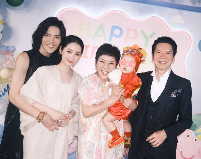 向太曬全家福為兒子慶周歲,大方擁抱郭碧婷,感恩父母與老婆