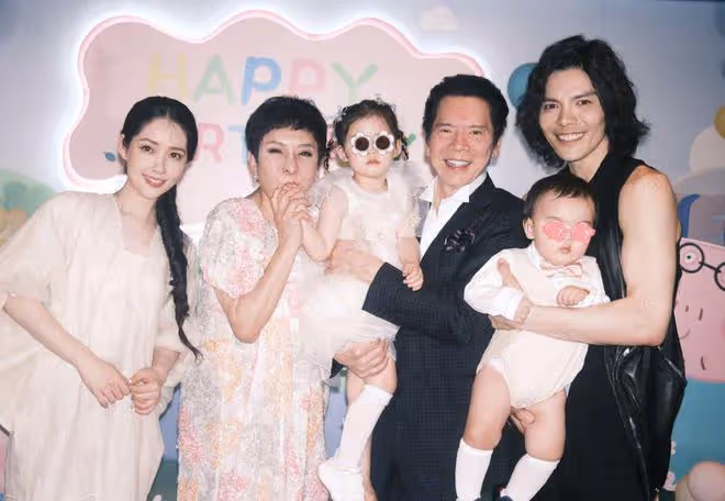 向太曬全家福為兒子慶周歲,大方擁抱郭碧婷,感恩父母與老婆