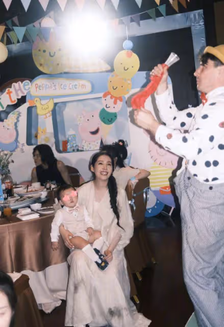向太曬全家福為兒子慶周歲,大方擁抱郭碧婷,感恩父母與老婆