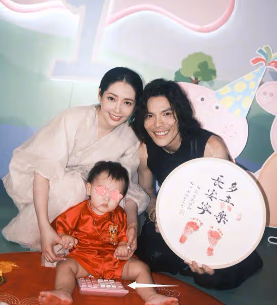 向太曬全家福為兒子慶周歲,大方擁抱郭碧婷,感恩父母與老婆