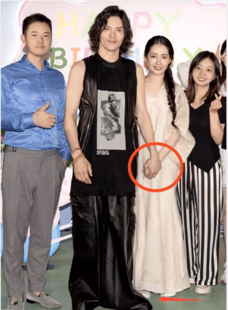 向太曬全家福為兒子慶周歲,大方擁抱郭碧婷,感恩父母與老婆