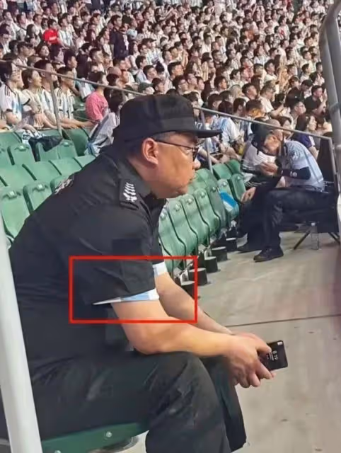 奔跑哥擁抱梅西走紅,自曝從小開始踢球,希望梅西感受球迷的熱情