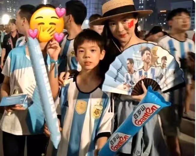 霍思燕帶兒子看球賽，9歲嗯哼穿梅西球衣，母子倆現場歡呼尖叫