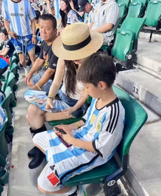 霍思燕帶兒子看球賽，9歲嗯哼穿梅西球衣，母子倆現場歡呼尖叫